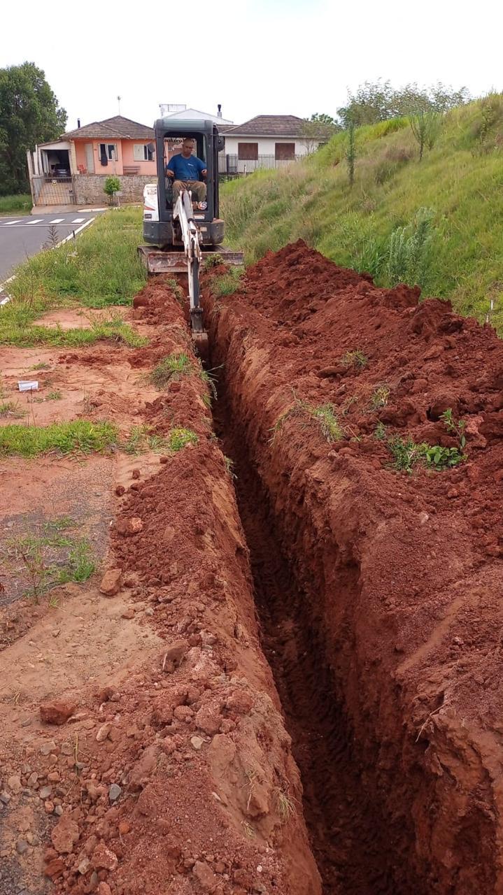 Galeria de Execução de rede de água em Loteamento, utilizando tubulação em PVC, por método convencional