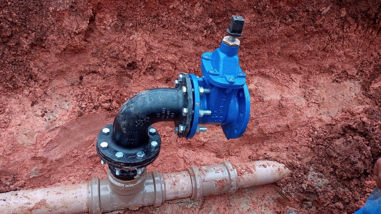 Galeria de Execução de rede de água em Loteamento, utilizando tubulação em PVC, por método convencional