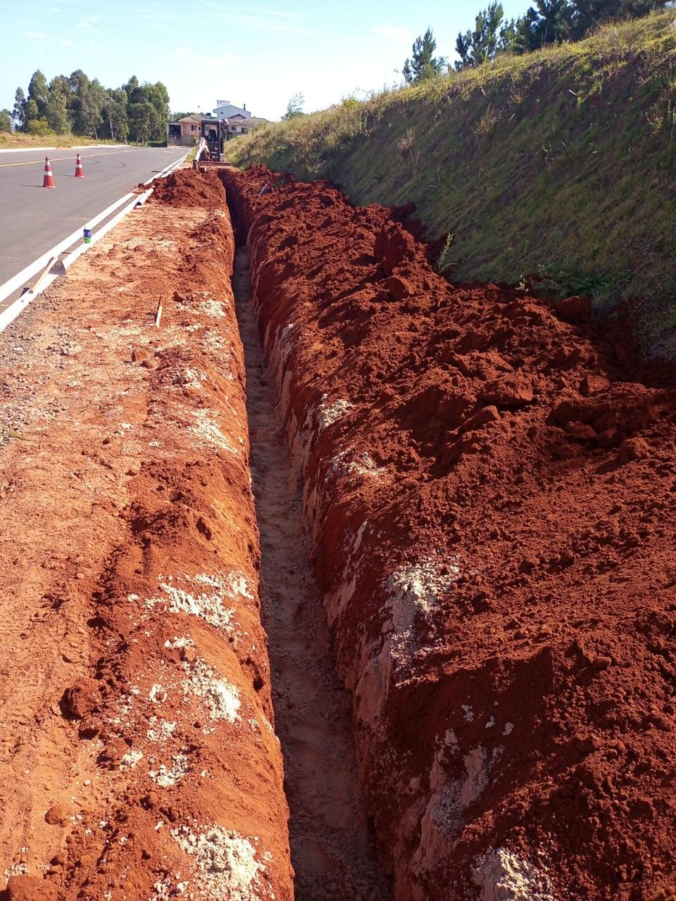 Galeria de Execução de rede de água em Loteamento, utilizando tubulação em PVC, por método convencional